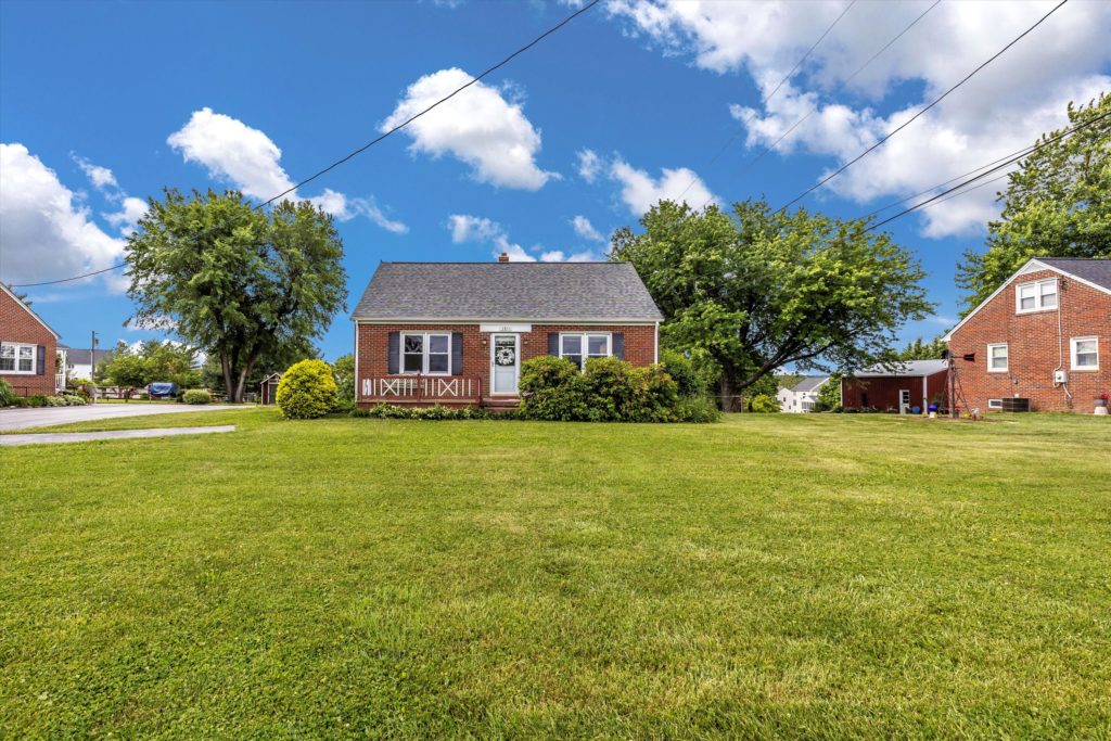 Team Bonnie & Maureen with RE/MAX Realty Plus Team Bonnie & Maureen