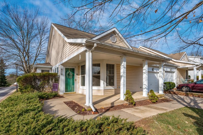 Team Bonnie & Maureen with RE/MAX Realty Plus Team Bonnie & Maureen With RE/MAX Homes for