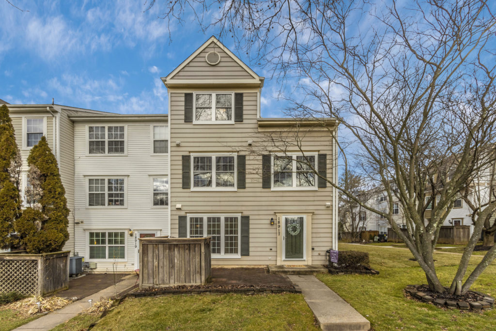 Team Bonnie & Maureen with RE/MAX Realty Plus Team Bonnie & Maureen With RE/MAX Homes for